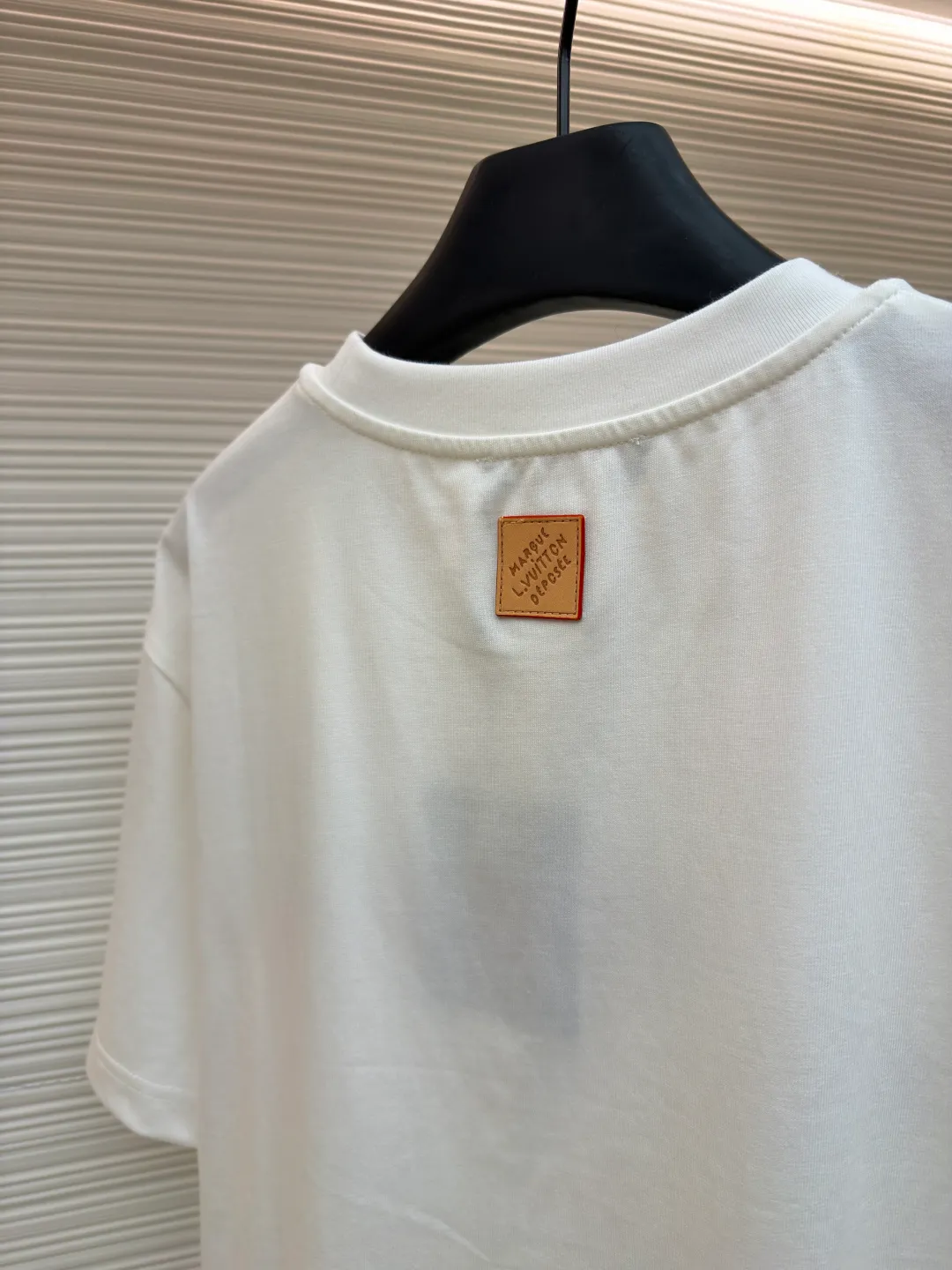 LOUIS VUITTON animal embroidery short-sleeved T-shirt ●Original version: Purchased and developed at 9350 ●Item number: 1682215-A05 ●Fabric: cotton fabric ●Technology: embroidery production ●Color: white ●Version: fitted version ●Weight: about 260 grams ●Size: XS-S-M-L ●Description: This embroidered short-sleeved T-shirt is made of high-end clothing technology. The fabric is made of 260g heavy-weight mercerized cotton. It has been treated with liquid ammonia mercerization to give the cotton a delicate luster. It is also anti-wrinkle and breathable, and its skin-friendliness and drape are greatly improved. The theme pattern on the chest adopts embroidery technology that combines Su embroidery flat stitch and seed embroidery. The animal and plant patterns show three-dimensional texture through different stitching methods. The letters are filled in with embroidery technology. The stitch density reaches 8 stitches per centimeter. The colors are full and the lines are neat. The embroidery edges are overlocked to avoid fuzzing. The neckline is reinforced with three needles and is paired with high-density rib fabric to keep it from loosening after long-term wear. The side seams of the body are seamlessly heat-pressed to reduce friction when worn. The overall style adopts a loose cut with slightly dropped shoulders, combined with three-dimensional cutting technology, which not only ensures wearing comfort, but also modifies the body line. The overall wiring is straight and delicate, the fabric is comfortable and soft, and the color is consistent without color difference. It can be matched with the same style to create a fashionable look and control various occasions. Customized accessories, complete with three standards, same style for men and women!